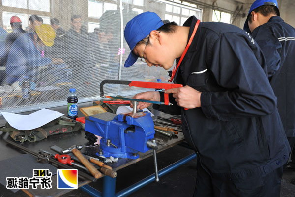 记鲁泰煤业公司技能比武大赛钳工第一名鹿洼煤矿张红军