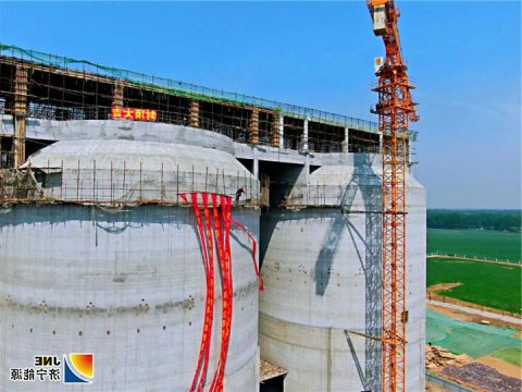 济矿物流两座万吨筒仓顺利封顶