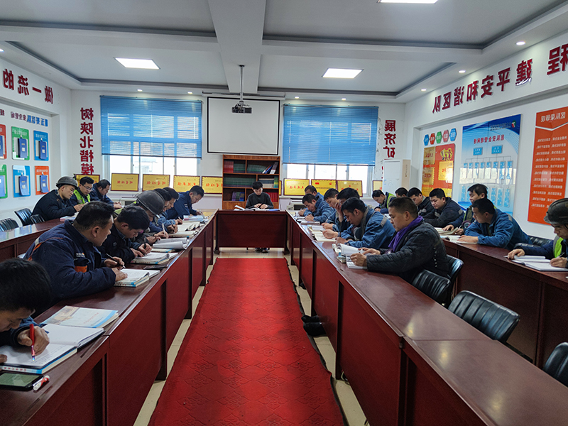 2021年12月7日朱家峁煤矿以案示警 以案明纪 以案为鉴持续推进安全管理工作向纵深发展（董兴科摄）.jpg