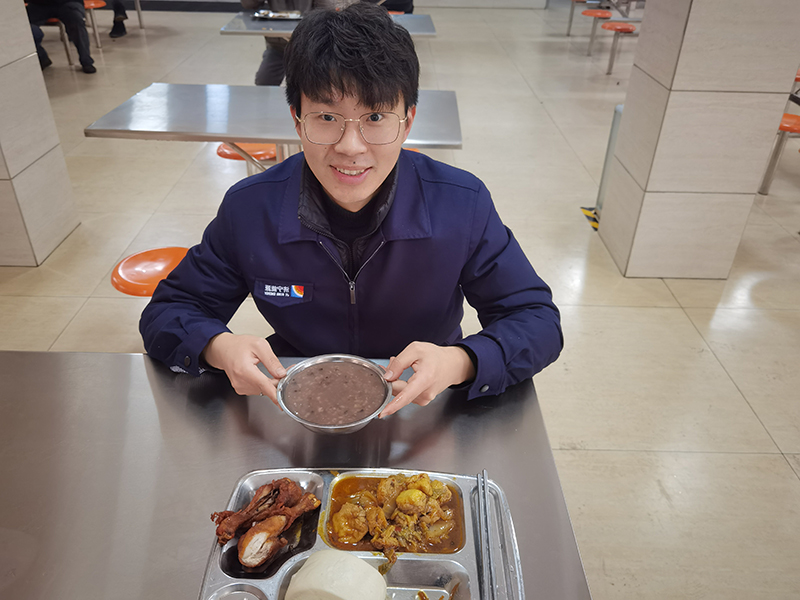 1641873107497845.jpg 1月10日,港航跃进港:浓香腊八粥 温暖职工情.jpg