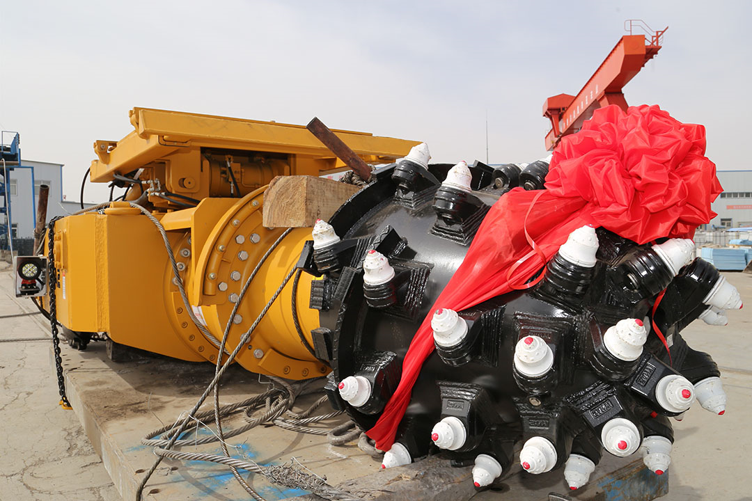 1647312836961438.jpg 2022年3月14日,朱家峁煤矿首套智能远控掘锚护一体机顺利入井(伍国辉摄).jpg