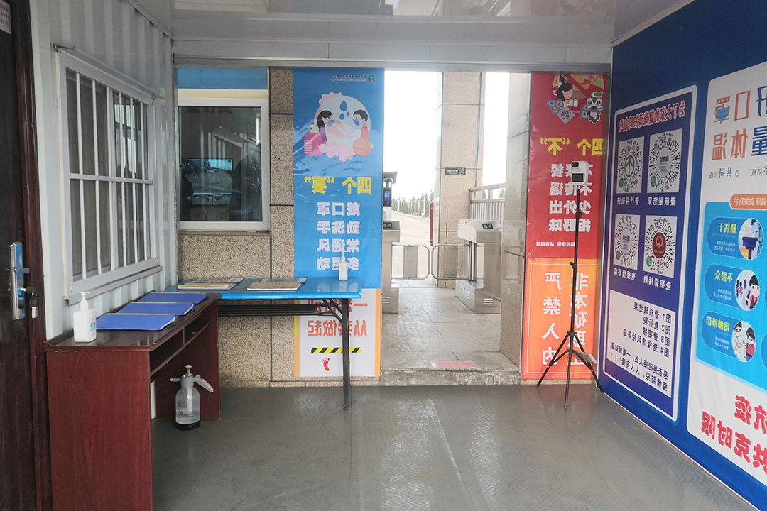 1647508209581446.jpg 2022年3月15日,朱家峁煤矿升级疫情防控设施(相红伟摄).jpg