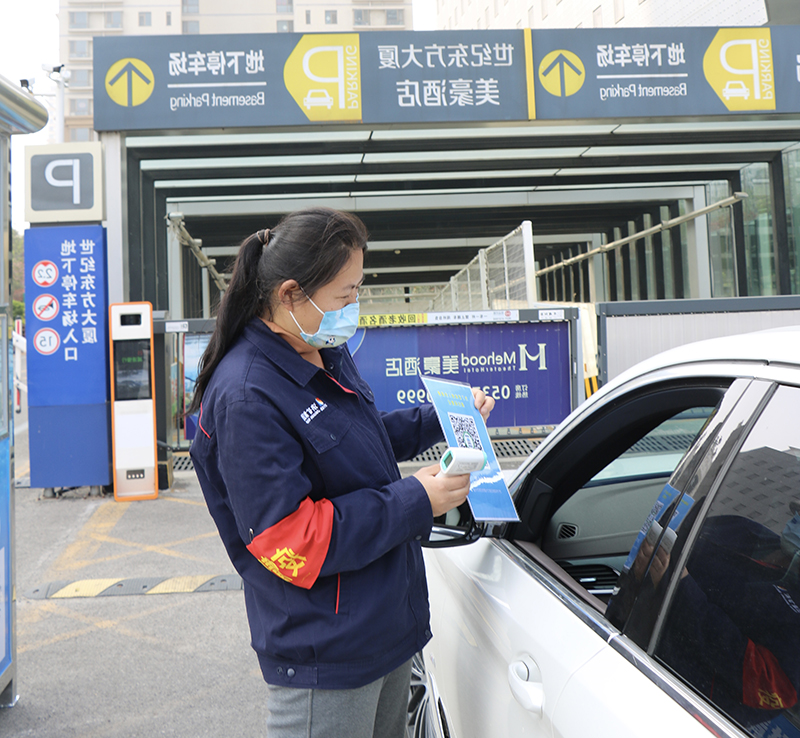 1649342629292328.jpg 圆中园物业防疫岗对进入大厦人员核对信息(李静怡).jpg