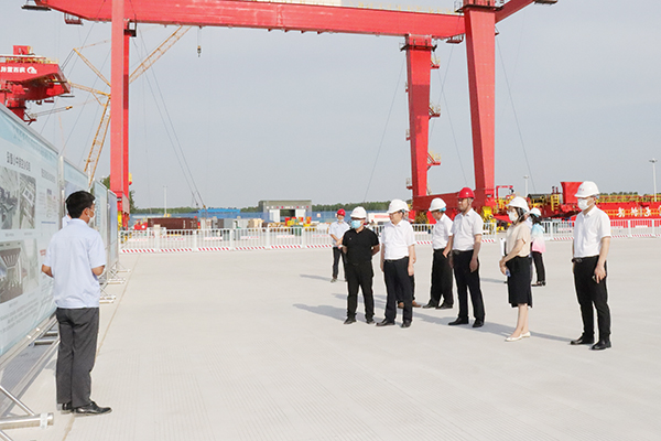 1654604991264215.jpg 尹晶到龙拱港督导项目进展情况(高文生,摄3).jpg