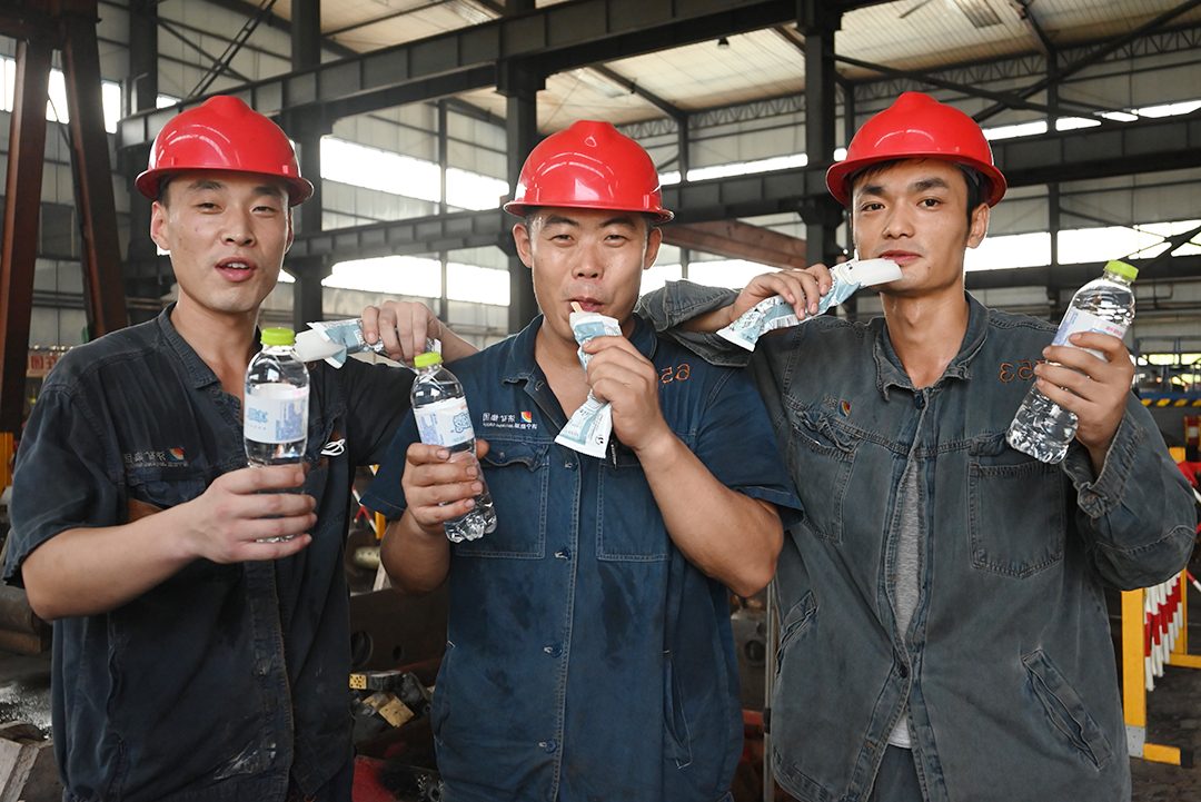 1660212977752289.jpg 2022年8月5日运河煤矿清凉到岗 职工心爽(徐秀娇).jpg