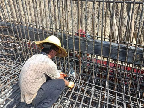 聚焦一线丨跃进沟17#-19#项目战高温，不服“暑”！