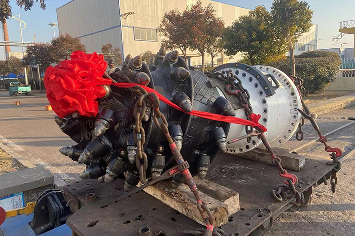 1674008786654442.jpg 花园煤矿上马EBZ315型大功率掘进机助力掘进效率大提升,图为封车准备下井的综掘机截割机头。.jpg