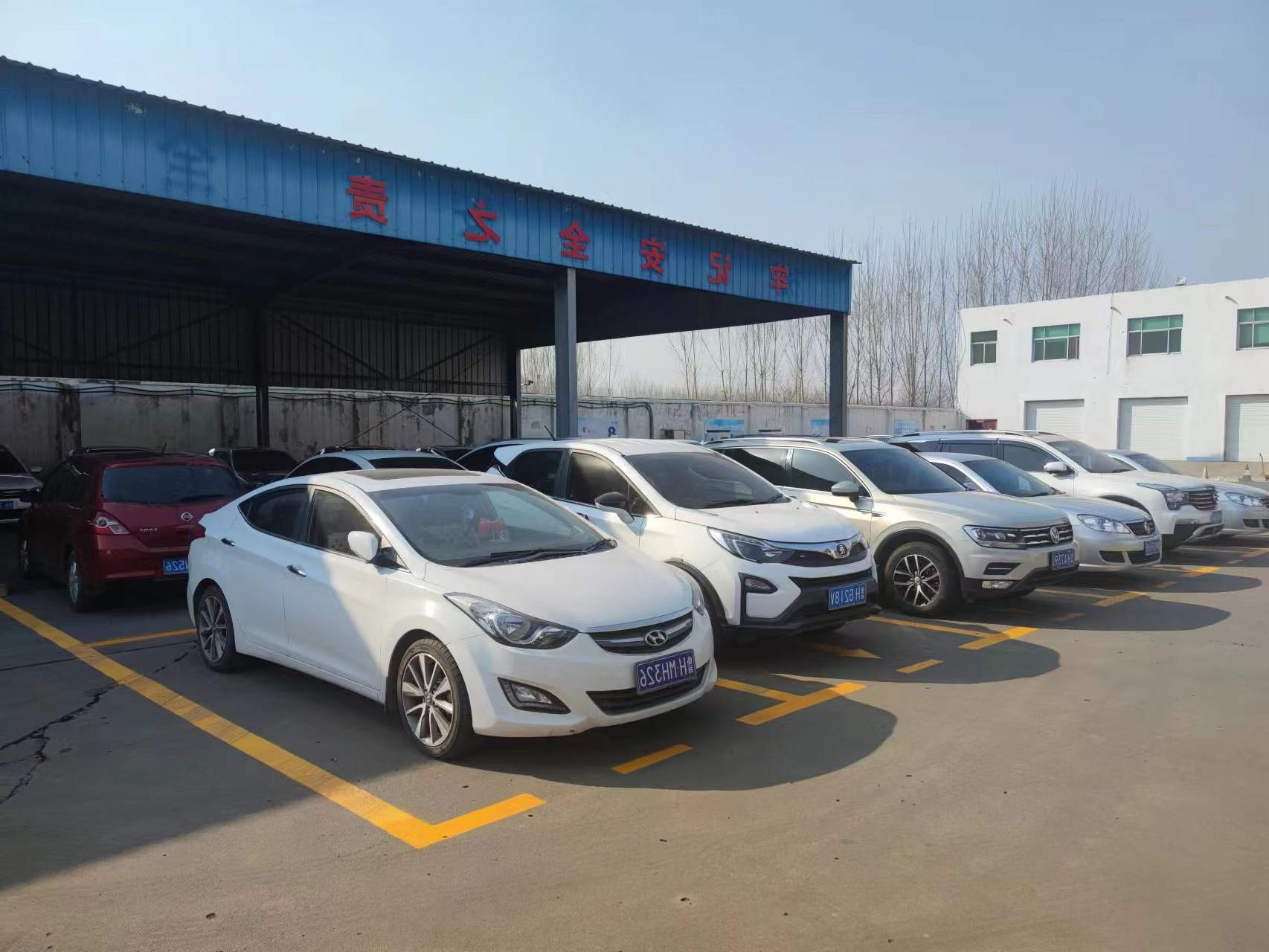 1675753305463078.jpg 2023年2月4日,运河煤矿新增设停车场为职工解难事。(地点:运河煤矿,拍摄:赵国安).jpg