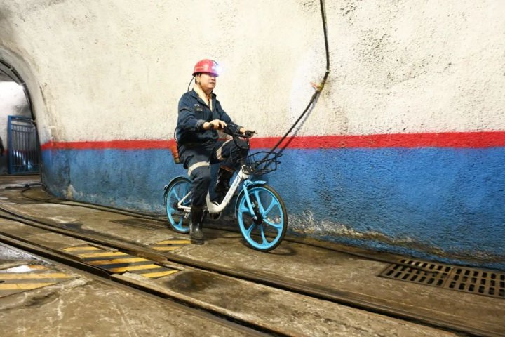 百米井下有了“新坐骑”，金桥煤矿共享单车投入使用