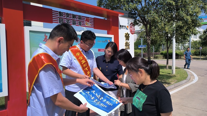 花园煤矿组织开展网络宣传周活动。图为花园煤矿青年志愿者在向过往职工发放活动宣传海报。（地点：花园煤矿 摄影：仇文）2.jpg