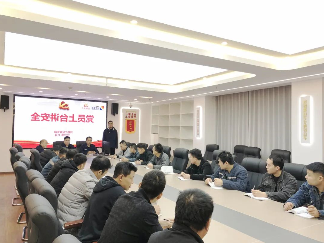 1699923224107734.jpg 上台讲.jpg