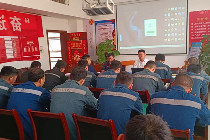 3月29日，辛光明参加综采工区班前会_副本.jpg