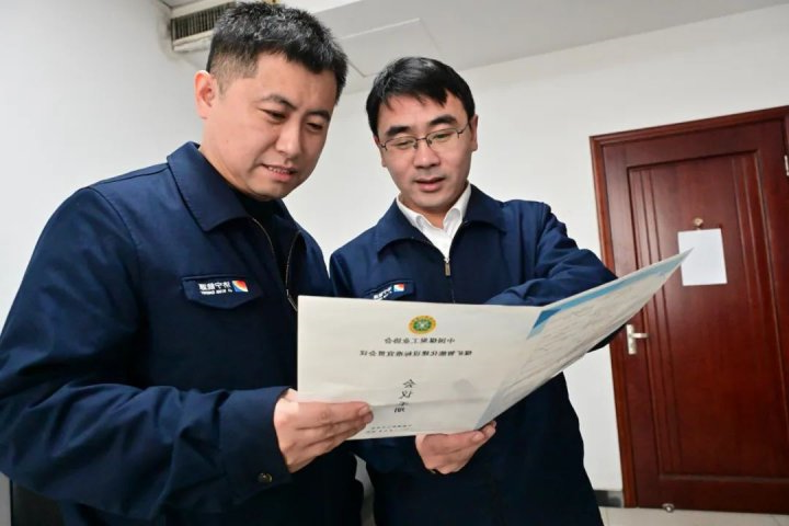 与榜样同行丨创新工作室里的技术“痴汉”