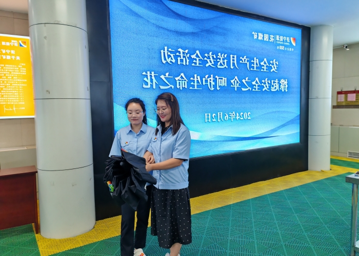 1717463031879268.jpg 花园煤矿安全月为职工撑起“平安伞”。_副本.jpg