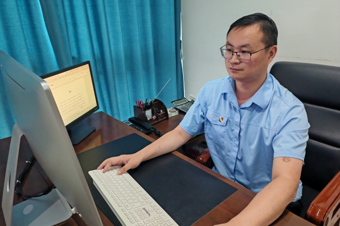 1720337516254317.jpg 潘福赞工作照_副本.jpg