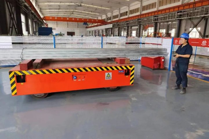 阳城煤矿首辆无轨电动平板车投入使用