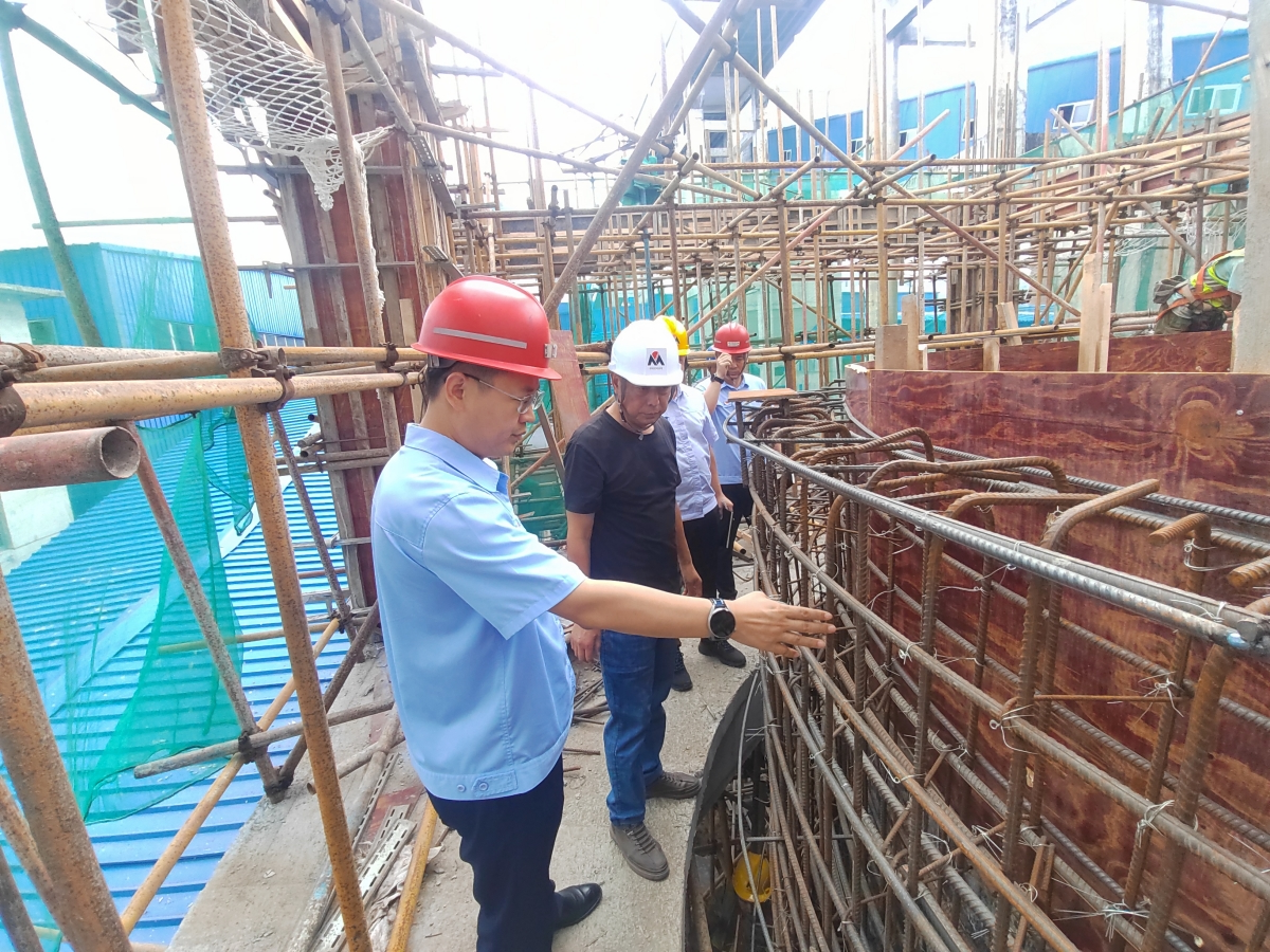 1727578383398904.jpg 检查施工现场_副本.jpg