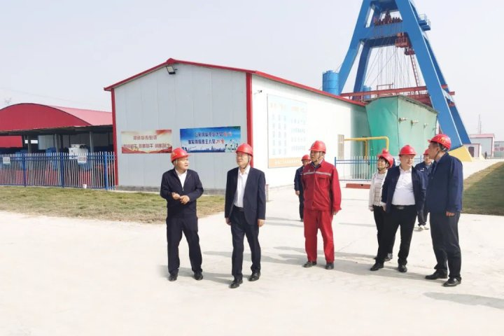 王崇景“四不两直”到金桥煤矿安全技术改造项目检查指导工作