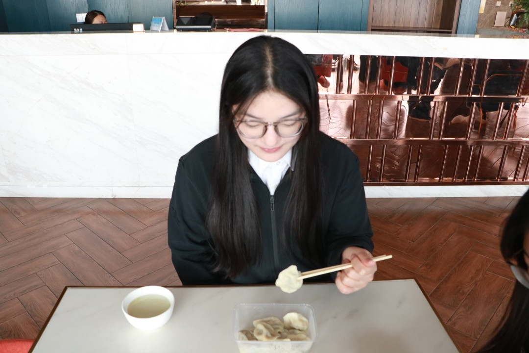 1734917578356001.jpg 吃水饺.jpg