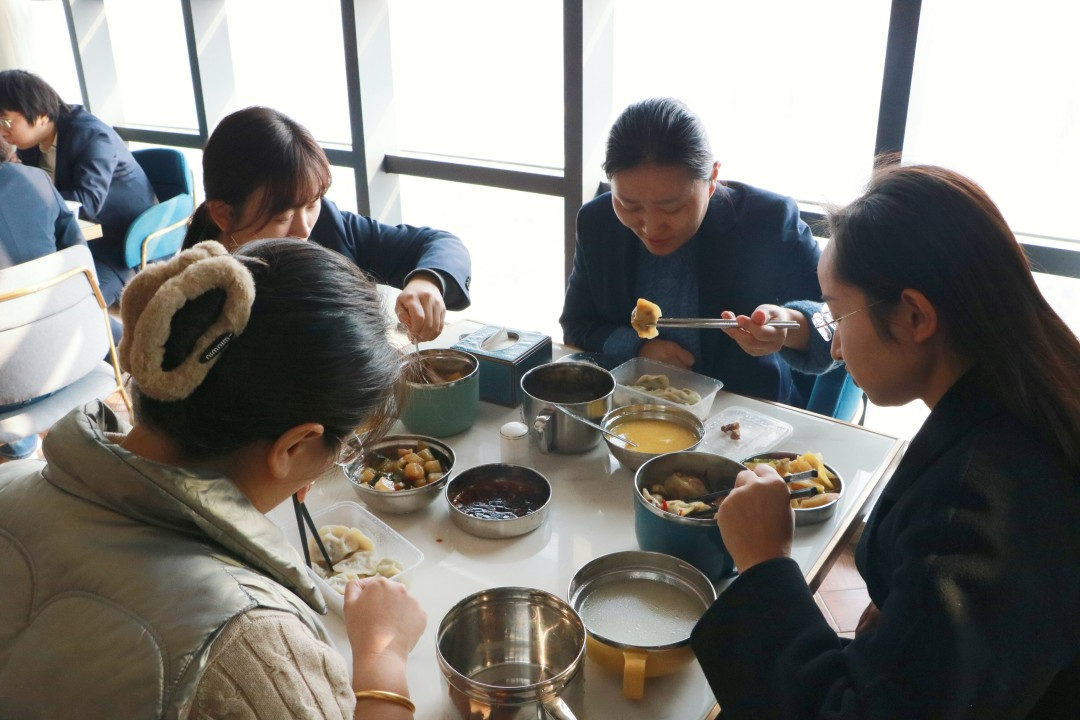 1734917591946053.jpg 吃水饺(1).jpg