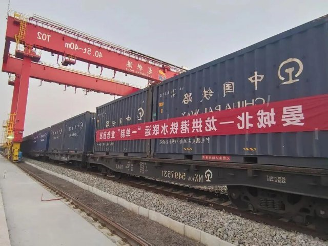 龙拱港开辟“一单制”物流运输新通道