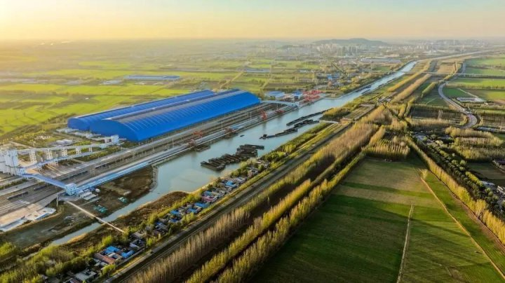 齐鲁晚报丨济宁凭什么冲击“万亿之城”？北方首个亿吨大港这个最强助攻来了