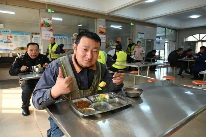 跃进港食堂特色餐治疗“周一综合征”